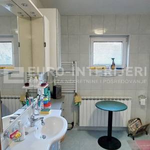 Obiteljska kuća u naselju Bizek površine 381 m², bez provizije!