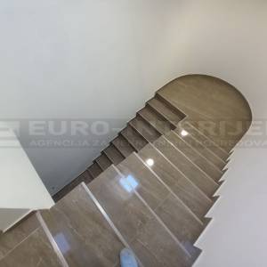 Požega, novouređen četverosoban stan 83 m², blizina centra