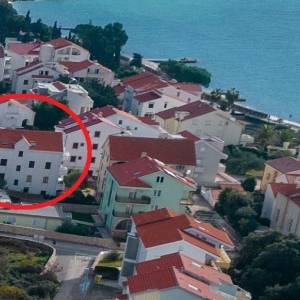 DUGOROČNI NAJAM – moderan i potpuno opremljen stan s pogledom na more