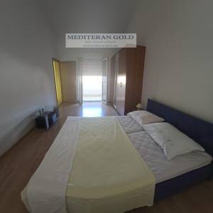 Kaštel Lukšić, kuća sa garažom