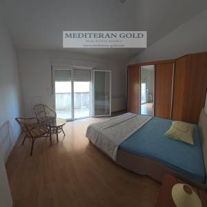 Kaštel Lukšić, kuća sa garažom