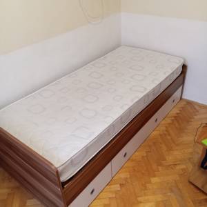 Krevet s podnicom, madracem i 3 kutije za posteljinu