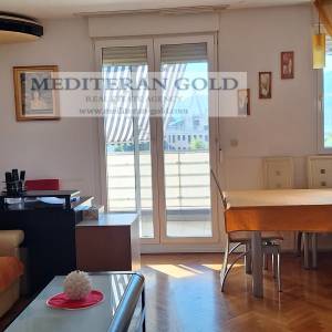 Trosoban stan, Split, sa dva garažna mjesta u cijeni