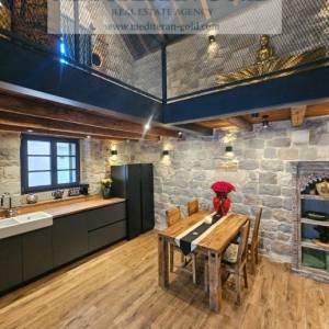 Kaštel Stari, uređena kamena kuća uz more