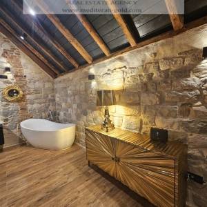 Kaštel Stari, uređena kamena kuća uz more