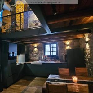 Kaštel Stari, uređena kamena kuća uz more