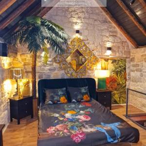 Kaštel Stari, uređena kamena kuća uz more