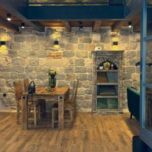 Kaštel Stari, uređena kamena kuća uz more