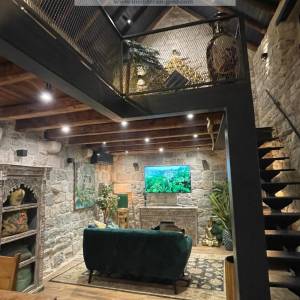 Kaštel Stari, uređena kamena kuća uz more