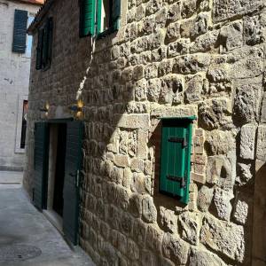 Kaštel Stari, uređena kamena kuća uz more