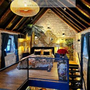 Kaštel Stari, uređena kamena kuća uz more