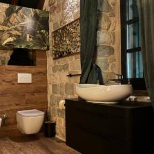 Kaštel Stari, uređena kamena kuća uz more