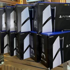 Sony PlayStation PS5 Pro 2TB konzola i Sony PlayStation PS5 Slim konzo