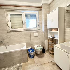 NOVONAMJEŠTEN 2-SOBAN STAN 57 m2 - VRT, PARKING, PET FRIENDLY!